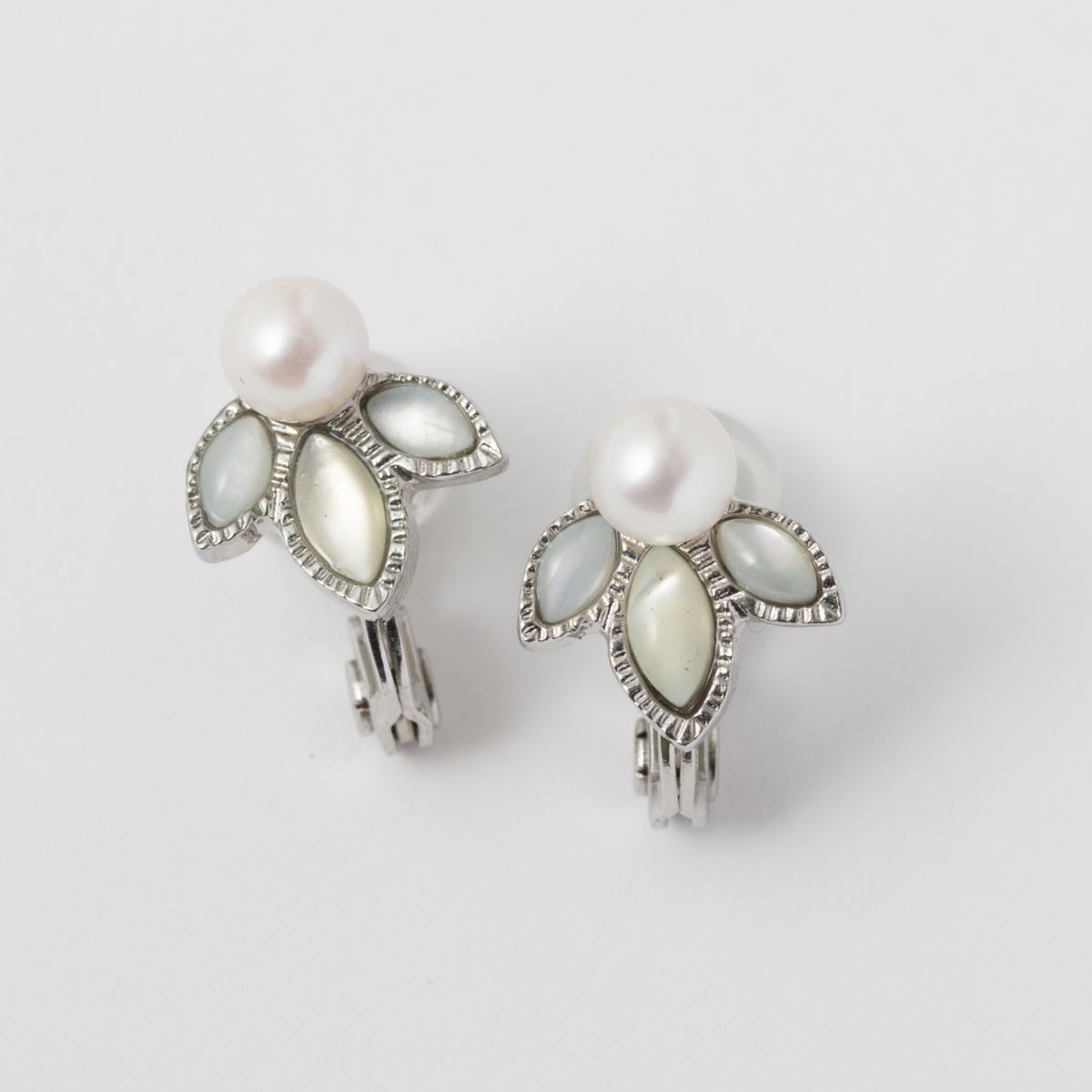 Ouca/淡水パール+マーキス白蝶貝イヤリング